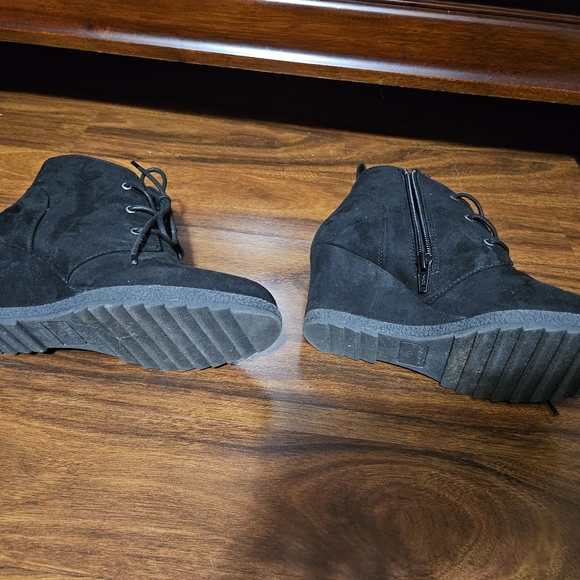 Black boots - Picture 3 of 5